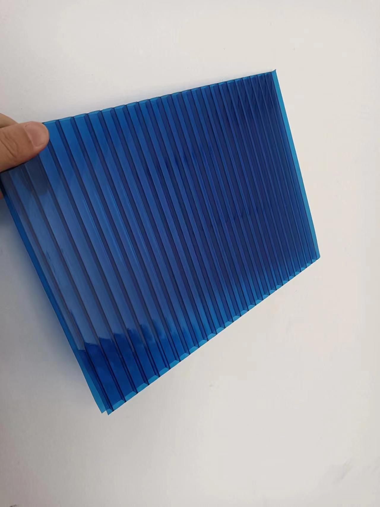 且通过喷头将清洁水源喷向若干个PC板进行清理除尘