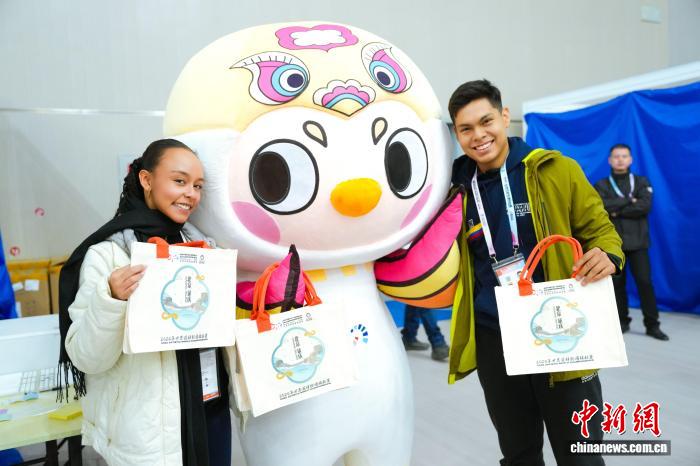 北京收官2025世界花样轮滑锦标赛：943名选手参赛