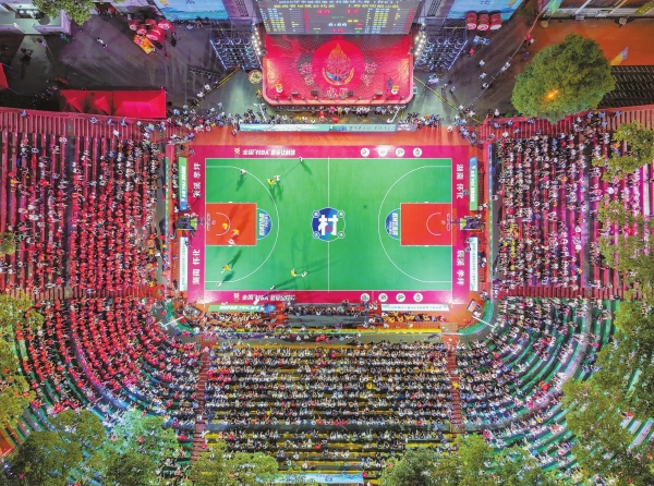 夜幕降临的乡野掀起篮球