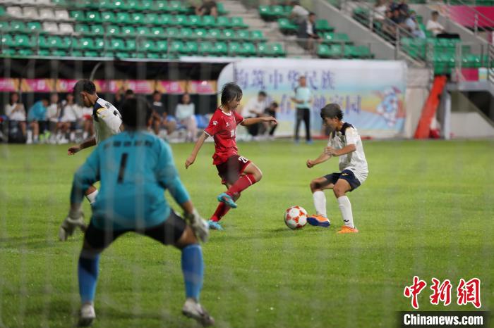 海南琼中举办新疆与海南青少年女足友谊赛，推