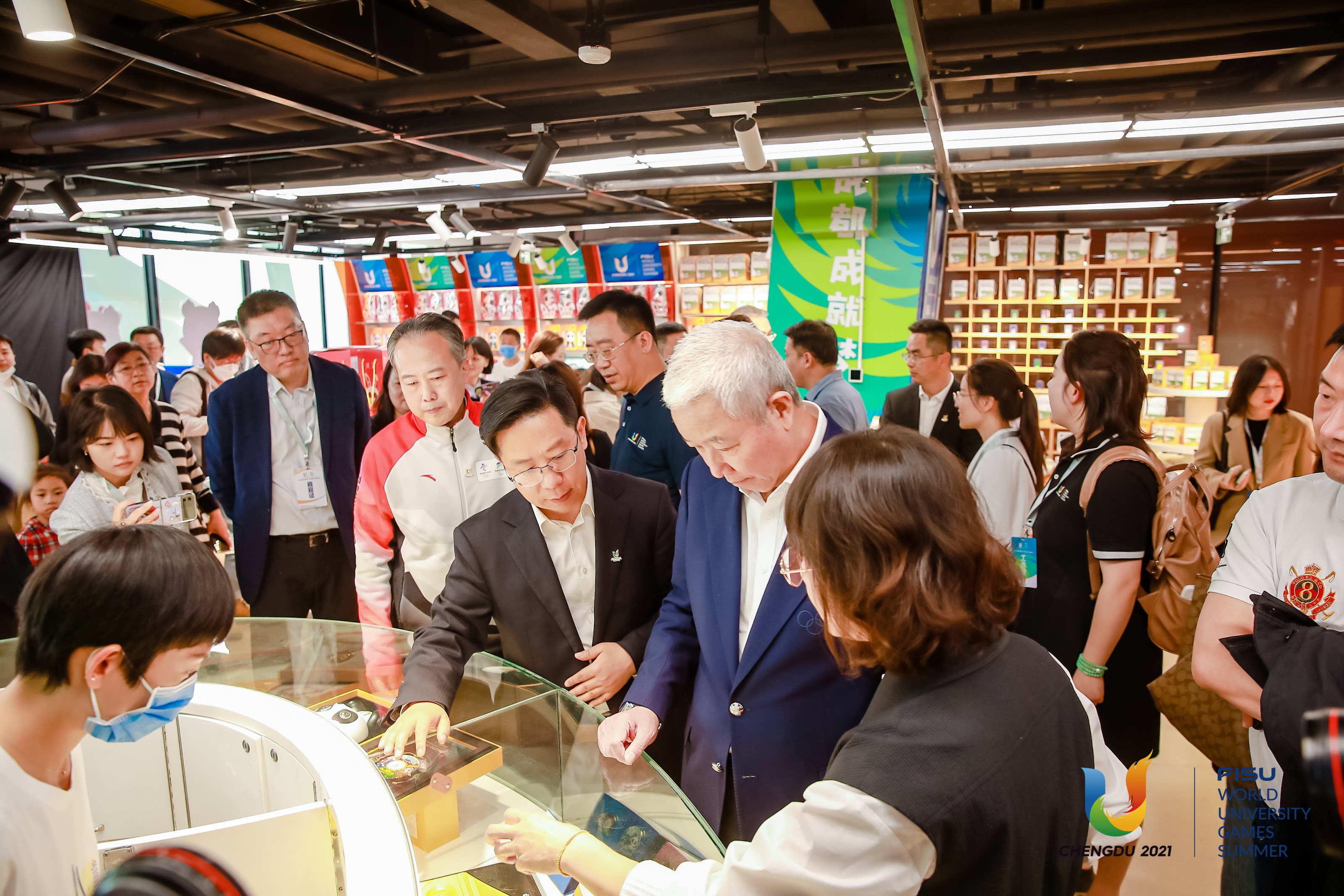 成都大运会倒计时100天 鸟巢特许商店千款商品亮