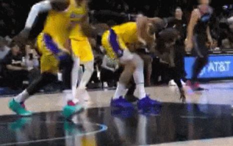 詹姆斯追平历史出场数纪录 东契奇两战狂砍100分