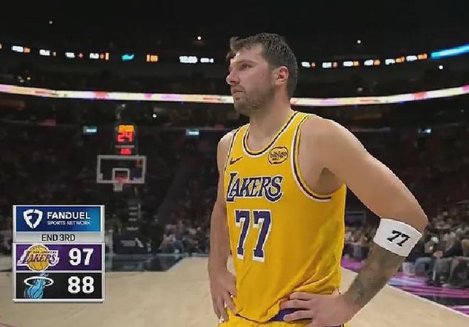 詹姆斯追平历史出场数纪录 东契奇两战狂砍100分