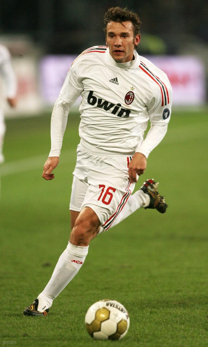 欧冠淘汰赛阶段进球榜：C罗三榜领跑，梅西紧随