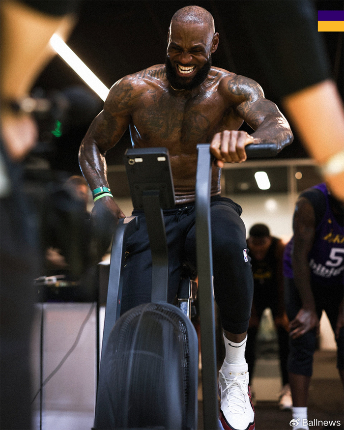 勒布朗·詹姆斯：杜兰特是火箭核心 但系列赛需